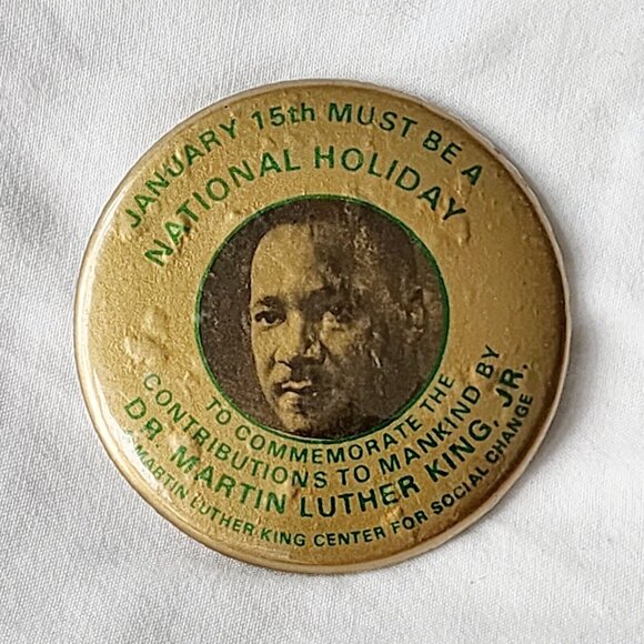Martin Luther King Jr Jan 15th Must be a National Holiday Pinback Vintage Button - Picture 1 of 5